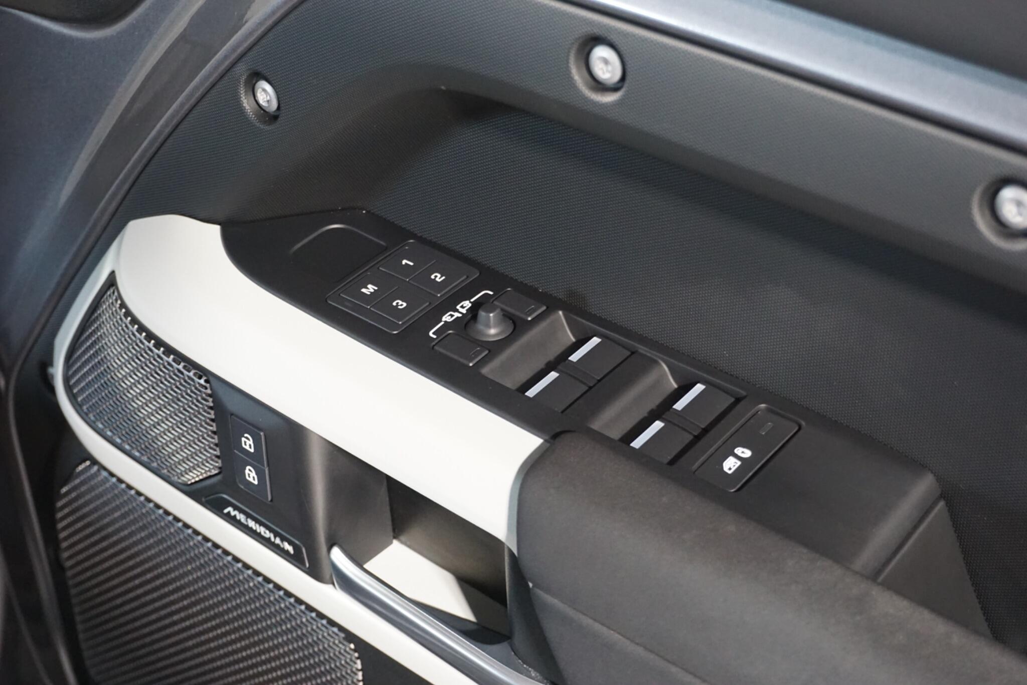 Land Rover Defender 110 3.0 D300 MHEV X-Dynamic SE SUV 5dr Diesel Auto 4WD Euro 6 (s/s) (300 ps)